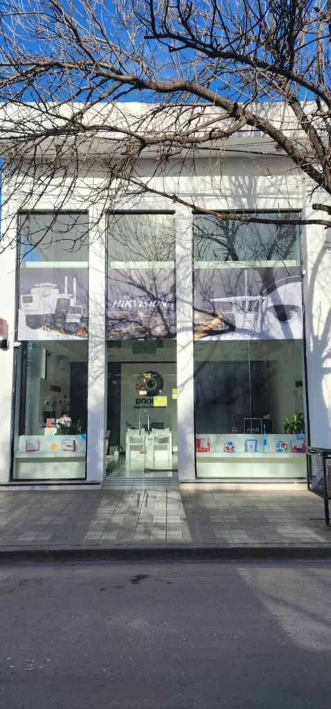 Frente del local de DOOMO Seguridad Electrónica con fachada moderna, cartelería de la marca y acceso principal.