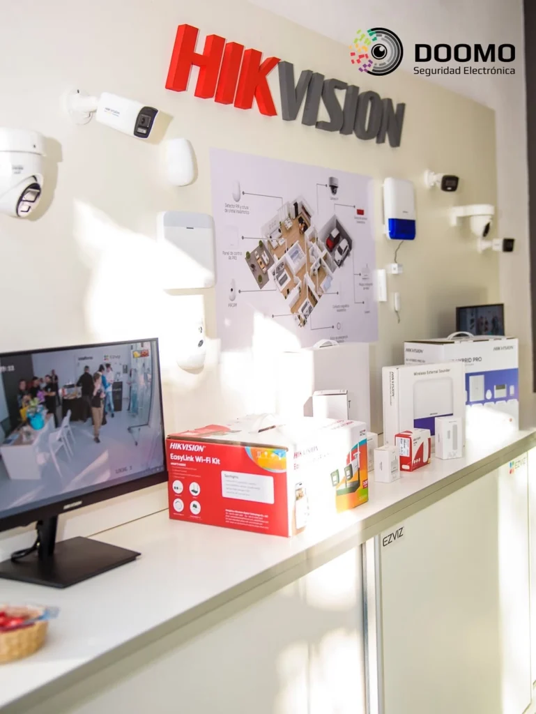 Interior de DOOMO Seguridad Electrónica con exhibición de productos Hikvision y espacio de atención al cliente.