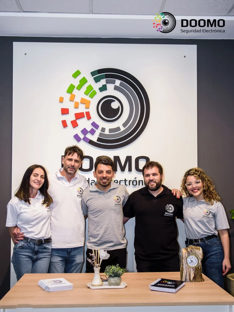 Equipo de trabajo de DOOMO Seguridad Electrónica reunido en las instalaciones de la empresa.